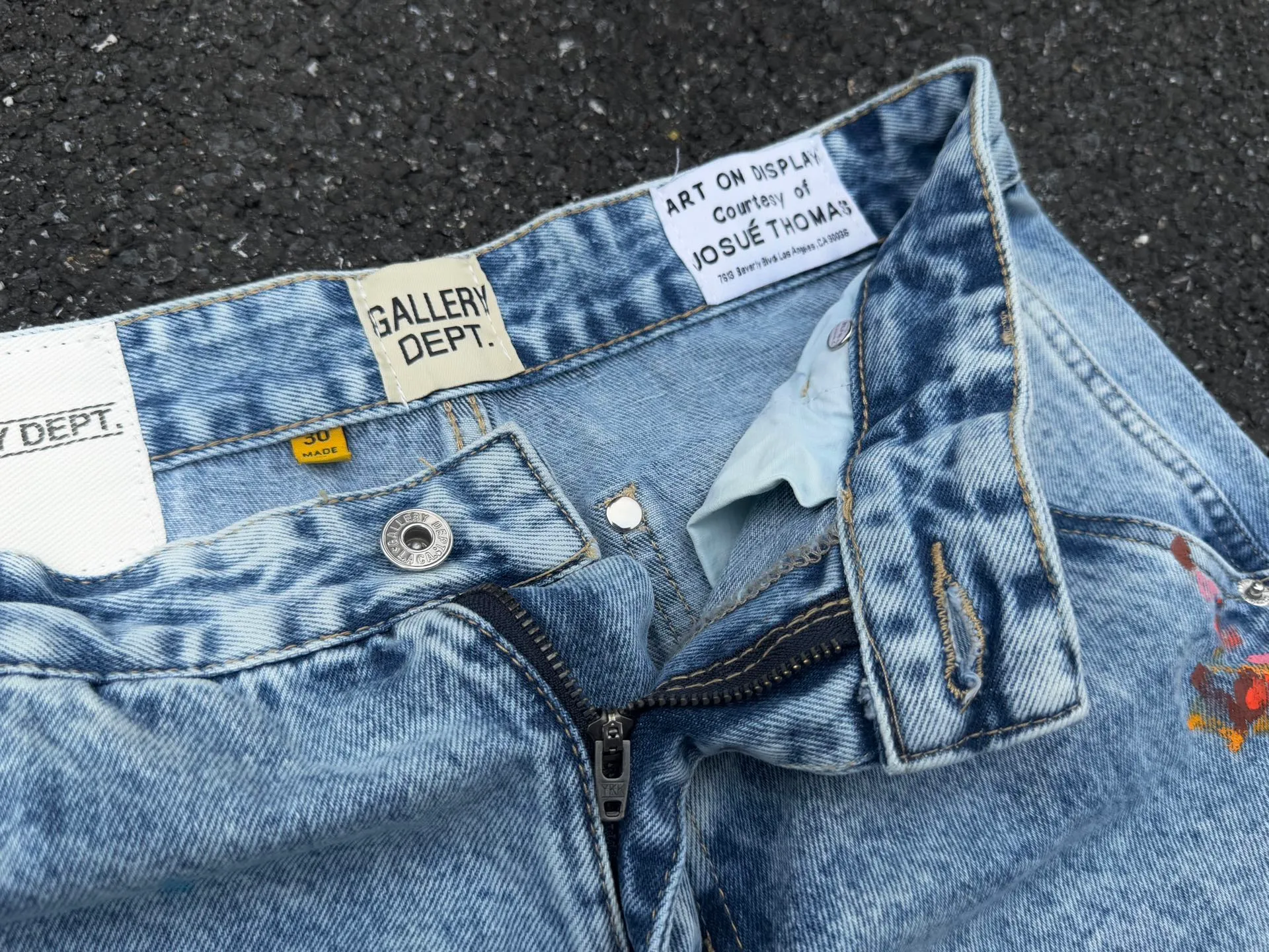 P250💰G94 GALLERY DEPT. Spliced ​​patches, ink-splashed denim bell-bottoms, washed distressed patchwork jeans, denim washing factory. During the process, the owner of the washing factory helped introduce a boss who once worked at Levi's OEM factory and then started his own business. This also paved the way for the following styles. Therefore, Levi's remodeled single product for the base plate is really familiar. Whether it is the fabrics supplied or the lathes used in production, there is nothing to choose from. -Color: blue -Number of codes: 28 30 32 34 36